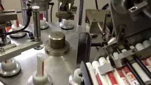 Remplisseuse et scelleuse automatique de tubes avec chauffage interne