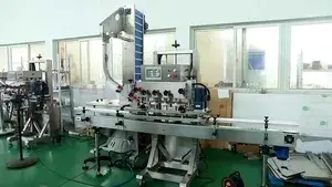 Machine de bouchage automatique à broche pour bouteilles de lessive