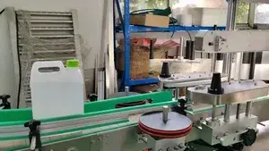 Étiqueteuse recto verso pour bouteilles carrées