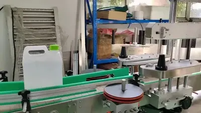 Étiqueteuse double face pour bouteilles carrées