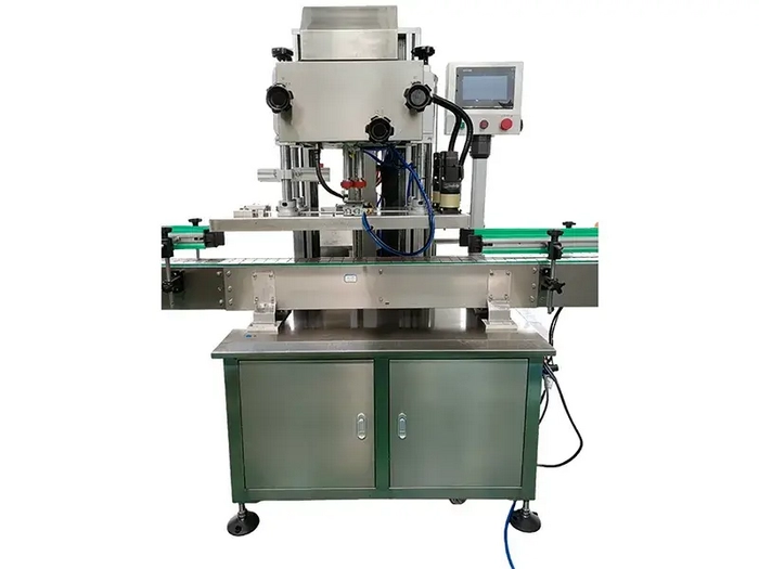 Capsuleuse automatique à quatre roues
