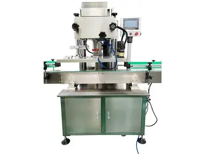 Capsuleuse automatique à quatre roues