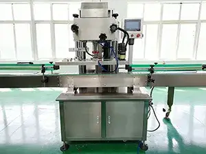 Capsuleuse automatique à quatre roues
