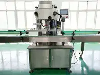Capsuleuse automatique à quatre roues