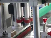 Capsuleuse automatique à quatre roues