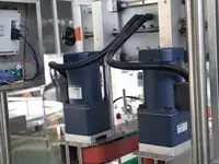 Capsuleuse automatique à quatre roues