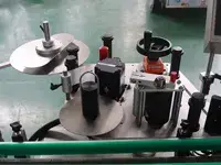 Étiqueteuse automatique de bouteilles rondes