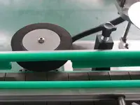Étiqueteuse automatique de bouteilles rondes