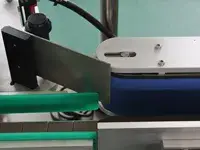 Étiqueteuse automatique de bouteilles rondes