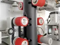Étiqueteuse automatique pour manchons thermo-rétractables