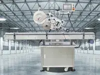 Étiqueteuse automatique par dessus