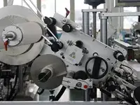 Étiqueteuse automatique par dessus