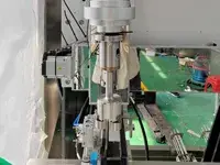 Capsuleuse automatique à suivi 